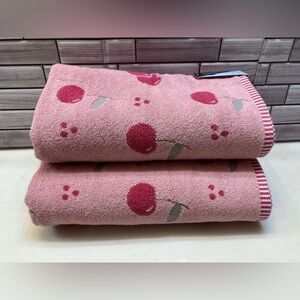 Style Sanctuary ❤️  (2)100% Cotton Cherry pattern Bath Towels NWT